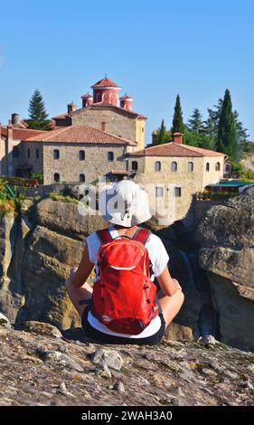 Randonneur sur le sentier de randonnée en face du monastère Saint Stefanos, monastères Météores, Grèce, Thessalie Banque D'Images