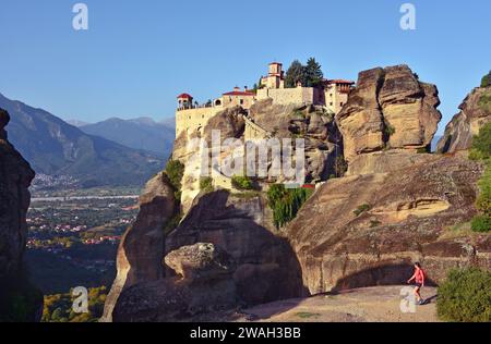 Randonneur devant le monastère de Varlaam, monastères des Météores, Grèce, Thessalie Banque D'Images