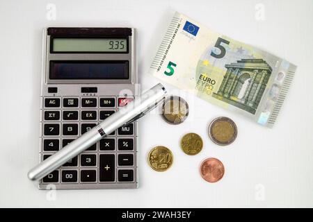 calculatrice avec 9,35 sur l'écran et l'argent, symbole image salaire minimum 2020 Banque D'Images