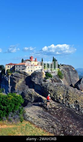 Randonneur sur le sentier de randonnée en face du monastère de Saint Stefanos, monastères Météores, Grèce, Thessalie Banque D'Images