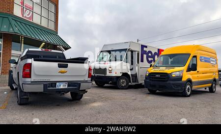 EMPORIA, KANSAS - 4 JANVIER 2024 un camion de livraison FedEx et un camion de livraison Penske sont garés côte à côte devant le magasin de drogue Walgreens bloquant l'entrée pour handicapés et empêchant ainsi une personne en fauteuil roulant d'accéder au magasin. Banque D'Images