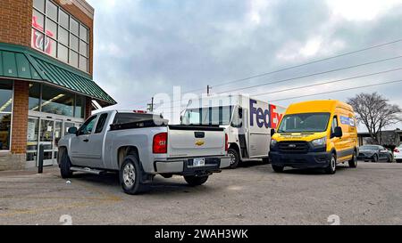 EMPORIA, KANSAS - 4 JANVIER 2024 un camion de livraison FedEx et un camion de livraison Penske sont garés côte à côte devant le magasin de drogue Walgreens bloquant l'entrée pour handicapés et empêchant ainsi une personne en fauteuil roulant d'accéder au magasin. Banque D'Images