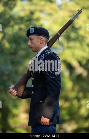 Un soldat monte la garde lors de la cérémonie de 9/11 le lundi 11 septembre 2023 à Lexington, Kentucky. Banque D'Images