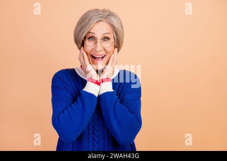 Portrait de folle folle femme senior overjoyed porter un pull bleu dans des lunettes regardant à rabais impressionnant isolé sur fond de couleur pastel Banque D'Images