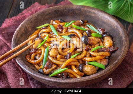 Bol de yaki udon - nouilles udon sautées Banque D'Images