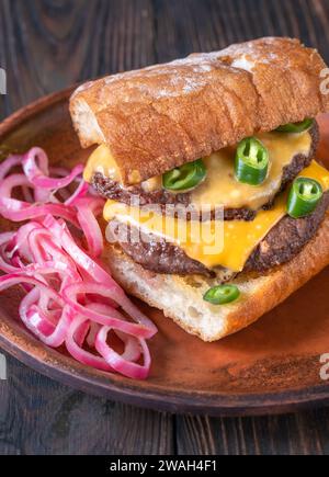 Sandwich avec ciabatta, galettes de bœuf et fromage Banque D'Images