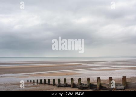 Groynes sur Camber Sands un jour d'automne, vue sur la plage et la Manche, East Sussex, Angleterre Banque D'Images