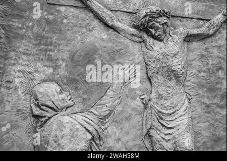 La Crucifixion de Jésus - Cinquième mystère douloureux du Rosaire. Sculpture en relief sur le mont Podbrdo (la colline des apparitions) à Medjugorje. Banque D'Images
