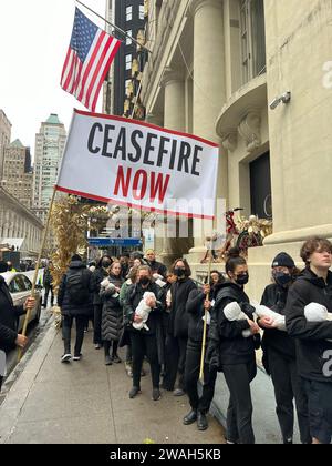 Veillée silencieuse avec des gens tenant des bébés dans leurs bras alors qu'ils marchent à Manhattan nous rappelant de nous élever au-delà des divisions et de redevenir humains et de faire en sorte que les deux côtés de la conflagration israélienne du Hamas mettent fin à la folie. Initié par les anciens juifs et alliés pour le cessez-le-feu. Banque D'Images