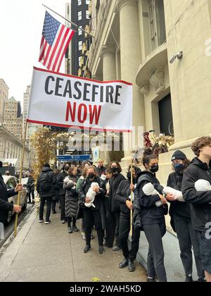 Veillée silencieuse avec des gens tenant des bébés dans leurs bras alors qu'ils marchent à Manhattan nous rappelant de nous élever au-delà des divisions et de redevenir humains et de faire en sorte que les deux côtés de la conflagration israélienne du Hamas mettent fin à la folie. Initié par les anciens juifs et alliés pour le cessez-le-feu. Banque D'Images