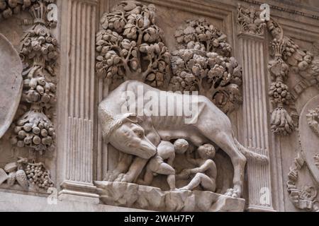 Sienne, Italie - APR 7, 2022: La sculpture du loup de Capitoline représentant une scène de la légende de la fondation de Rome. Banque D'Images