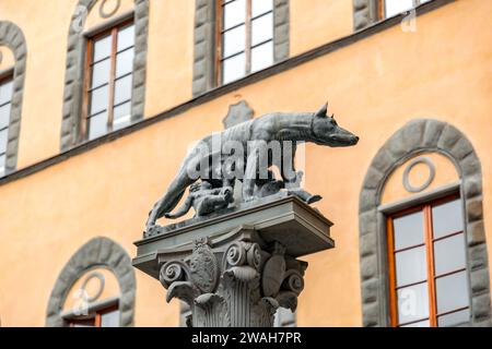 Sienne, Italie - APR 7, 2022: La sculpture du loup de Capitoline représentant une scène de la légende de la fondation de Rome. Banque D'Images