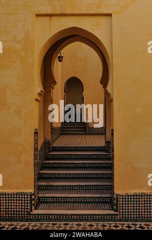 Arche emblématique dans la cour du mausolée du début du 18e siècle de Moulay Ismail à Meknès, Maroc. Banque D'Images