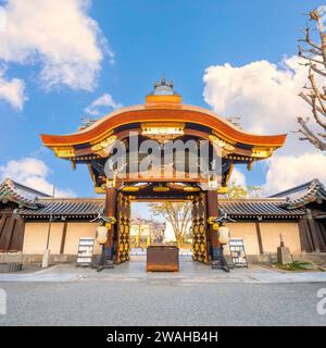 Kyoto, Japon - Mars 30 2023 : Temple Higashi Honganji situé au centre de Kyoto, l'une des deux sous-sectes dominantes du bouddhisme Shin au Japon et abr Banque D'Images