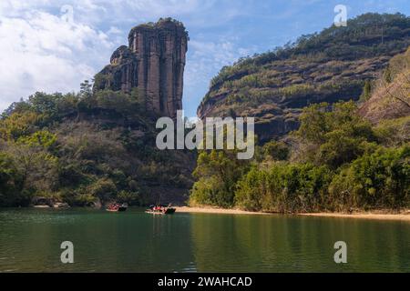 2 FÉVRIER 2022, FUJIAN, CHINE : Wuyishan Yufu Peak, Fujian, Chine. Image verticale avec espace de copie pour le texte, ciel bleu. Gros plan sur la montagne Danxia Banque D'Images