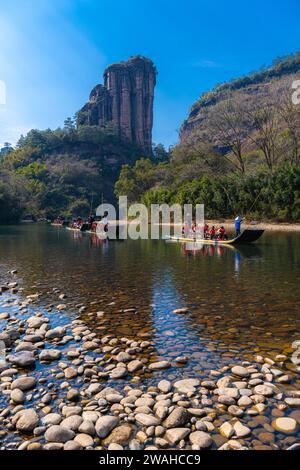 2 FÉVRIER 2022, FUJIAN, CHINE : rivage rocheux sur la rivière Nine Bend ou Jiuxi à Wuyishan ou région pittoresque du mont Wuyi à Wuyi en Chine dans la province du Fujian. Banque D'Images