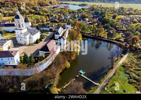 Vue depuis une grande hauteur des murs de la forteresse et des tours du monastère orthodoxe Borovsko-Pafnutevsky. Borovsk, Russie Banque D'Images