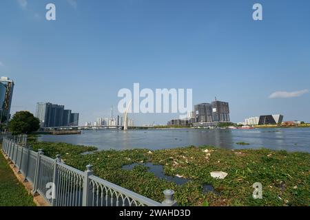 HO CHI MINH VILLE, VIETNAM - 25 MARS 2023 : vue du pont Ba son vu depuis le District 1 à Ho Chi Minh ville. Banque D'Images