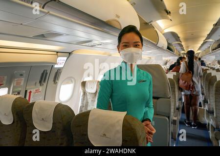 KUALA LUMPUR, MALAISIE - 24 MARS 2023 : agent de bord de Vietnam Airlines en uniforme à bord d'un Airbus A321 Banque D'Images