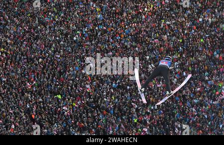 Pékin, Autriche. 3 janvier 2024. Kobayashi Ryoyu, du Japon, participe à la coupe du monde de saut à ski FIS des quatre collines à Innsbruck, en Autriche, le 3 janvier 2024. Crédit : He Canling/Xinhua/Alamy Live News Banque D'Images