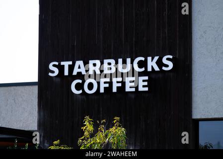 Logo Starbucks Coffee apposé sur un bâtiment de l'établissement. Banque D'Images