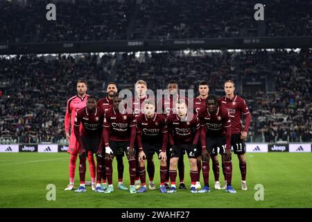 Turin, Italie. 4 janvier 2024. Les États-Unis Salernitana, qui commencent onze heures, s'alignent pour une photo d'équipe avant le coup d'envoi, rangée arrière ( de gauche à droite ) ; Vincenzo Fiorillo, Dylan Bronn, Matteo Lovato, Chukwubuikem Ikwuemesi, Flavius Daniliuc et Erik Bothheim, première rangée ( de G à D ) ; Salomon Sambia, Loum Tchaouna, Giulio Maggiore, Mateusz Legowski et Vincent Trivante Stewart, dans le match de Coppa Italia à l'Allianz Stadium de Turin. Le crédit photo devrait se lire : Jonathan Moscrop/Sportimage crédit : Sportimage Ltd/Alamy Live News Banque D'Images