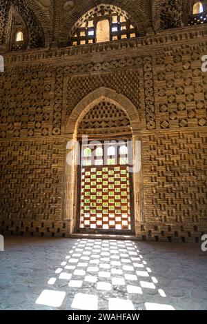 27 JUIN 2023, BOUKHARA, OUZBÉKISTAN : Mausolée Ismail Samani ou intérieur du mausolée Samanide avec l'ombre de la fenêtre au coucher du soleil, 9e -10e cen Banque D'Images