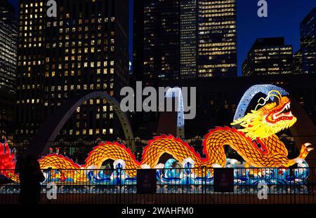 Lanterne chinoise pour l'année du Dragon sur la place de l'hôtel de ville de Toronto Banque D'Images