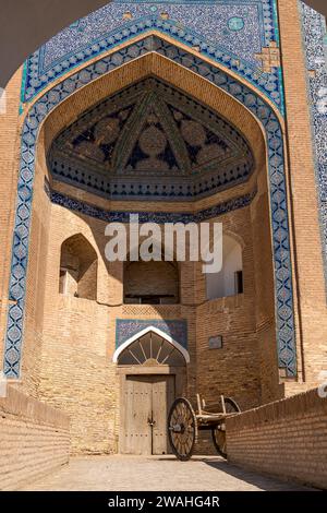 28 JUIN 2023, KHIVA, OUZBÉKISTAN : Vieille ville de Khiva, Ouzbékistan. Pas de gens, ciel bleu avec espace de copie pour le texte Banque D'Images