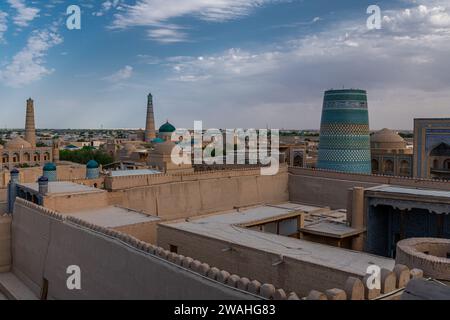 Porte ouest, porte père, ichon qala, Khiva, Ouzbékistan. Photo de coucher de soleil prise depuis le mur de la ville Banque D'Images