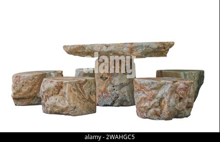 Image isolée de table en pierre de marbre naturel et chaises sur fond blanc, vue de l'avant, une table de forme ronde et cinq chaises. Meubles extérieurs Banque D'Images