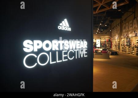 SHENZHEN, CHINE - 22 NOVEMBRE 2019 : gros plan de l'enseigne collective Adidas Sportswear vue au magasin à l'intérieur du centre commercial Upperhills à Shenzh Banque D'Images