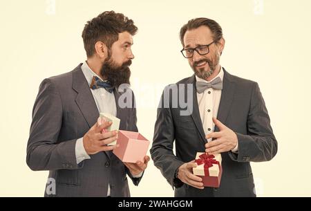 Concept de fête d'entreprise. Hipster barbu a acheté des cadeaux. Shopping de vacances. Achetez des cadeaux. Préparé quelque chose de spécial. Invités sur la fête de mariage. Homme classique Banque D'Images