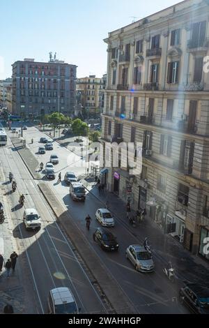 Naples, Italie : 2023 novembre 18 : Panorama de la ville de Naples sur la Piazza Garibaldi en novembre 2023. Banque D'Images