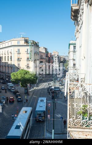 Naples, Italie : 2023 novembre 18 : Panorama de la ville de Naples sur la Piazza Garibaldi en novembre 2023. Banque D'Images