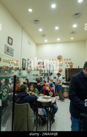 Naples, Italie : 2023 novembre 15 : rues de Naples après les célébrations du championnat italien de football 2022 - 2023, dans le centre historique de Banque D'Images