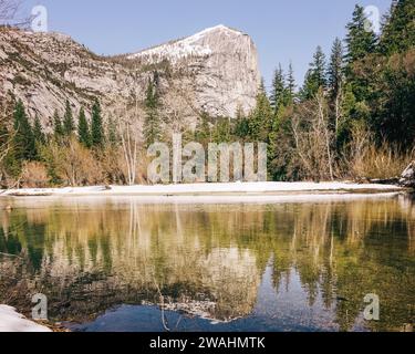 Lac miroir dans le parc national Yosemite en hiver, Californie, USA Banque D'Images