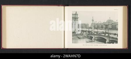 Vue du bâtiment agricole, conçu par Charles McKim sur l'exposition universelle colombienne à Chicago en 1893, Charles Dudley Arnold, 1893 photomécanique Chicago paper collotype World Fair, exposition mondiale. étang, piscine. bateau à rames, canoë, etc Chicago Banque D'Images