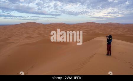 Femme photographiée dans le désert, dunes, Erg Chebbi, Sahara, Merzouga, Maroc Banque D'Images