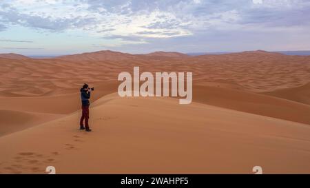 Femme photographiée dans le désert, dunes, Erg Chebbi, Sahara, Merzouga, Maroc Banque D'Images