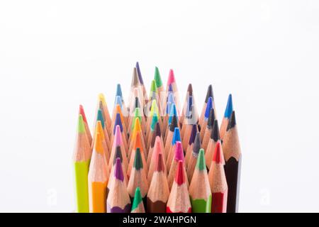 Crayons de couleur sur un fond blanc Banque D'Images