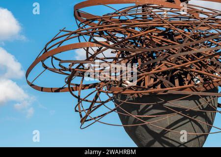 Sculpture la Dama del Manzanares créée par l'artiste valencien Manolo Valdés situé dans le parc Lineal del Manzanares dans la ville de Madrid en SPAI Banque D'Images