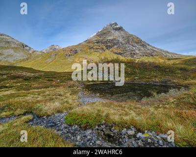 Ovstevatnet avec montagne, automne dans le parc national de Reinheimen, More og Romsdal, Norvège Banque D'Images