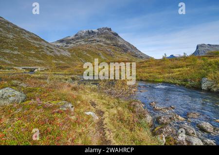 Automne dans le parc national de Reinheimen, montagnes avec rivière dans la vallée de Valldalen, More og Romsdal, Norvège Banque D'Images