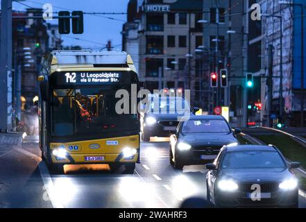 Un bus Solaris Urbino E de la ligne 142 de BVG longe Invalidenstrasse, Berlin, 27/02/2023 Banque D'Images