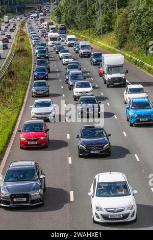 Bank Holiday Slow Traffic affecté sur l'autoroute M6 congestionnée à Chorley, Lancashire, Royaume-Uni Banque D'Images