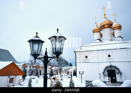 Ryazan, Russie - 16 décembre 2023 : lanternes métalliques recouvertes de neige dans le parc du monastère Banque D'Images