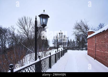 Ryazan, Russie - 16 décembre 2023 : lanternes sur une allée enneigée d'un parc de la ville Banque D'Images