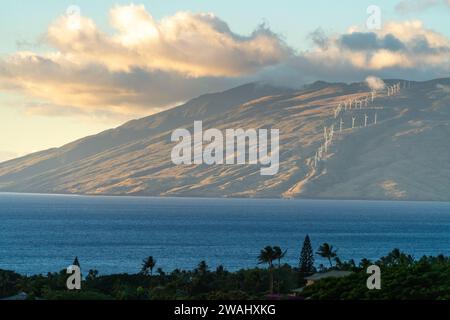 Coucher de soleil tranquille sur les montagnes de l'ouest de Maui vu de Kihei Banque D'Images