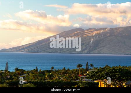 Coucher de soleil tranquille sur les montagnes de l'ouest de Maui vu de Kihei Banque D'Images